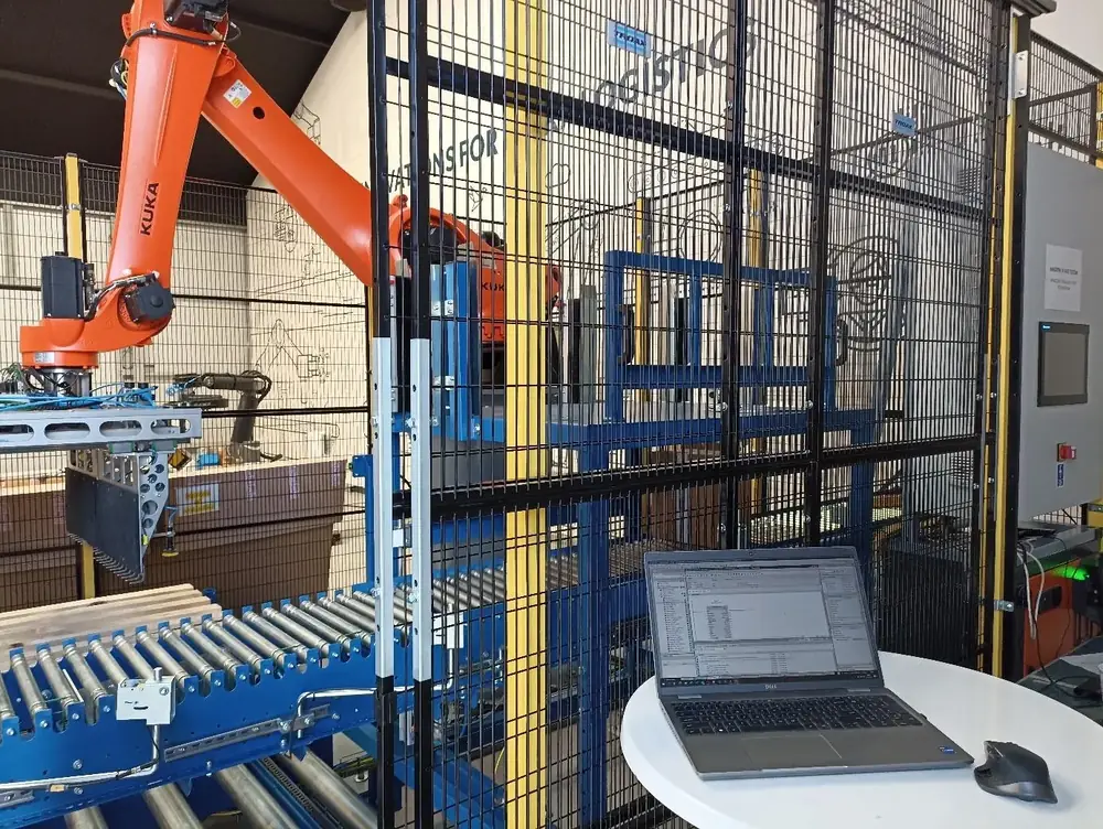 Robot paletyzujący KUKA przy linii przenośników